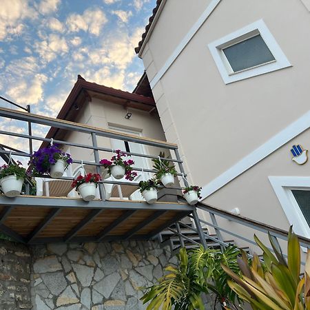 Amazing Familiar Apartments And Rooms Саранде Екстериор снимка